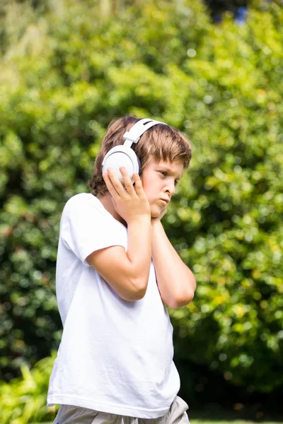 Grimacing niño escuchando música — Foto de Stock