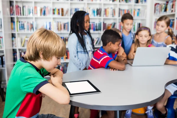 Leerlingen met behulp van technologie — Stockfoto