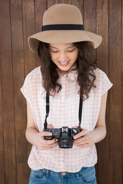 Hipster mulher tirando uma foto — Fotografia de Stock