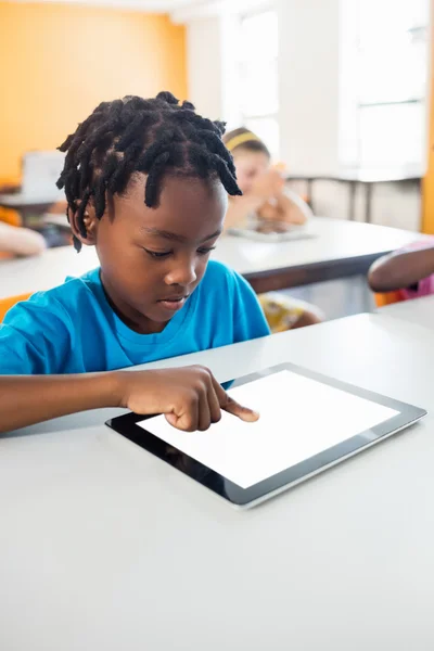 Menino estudando com tablet em sala de aula — Fotografia de Stock