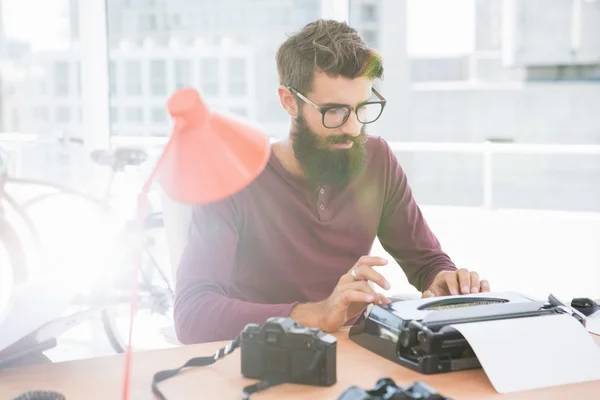 Hipster man using a typewriter — Stock Photo, Image