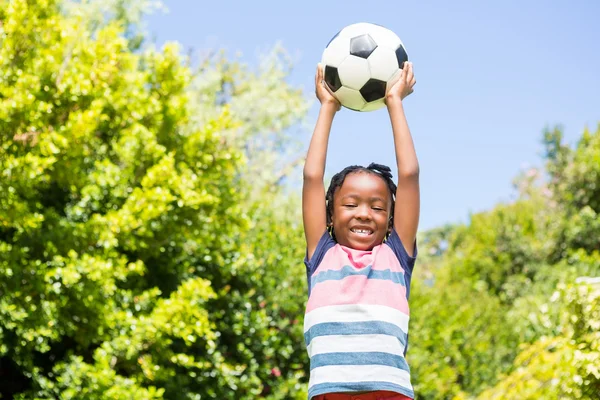 Sonriente niño sosteniendo una pelota —  Fotos de Stock