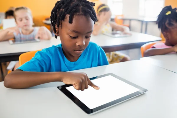 Eleven använder en TabletPC i klassrummet — Stockfoto