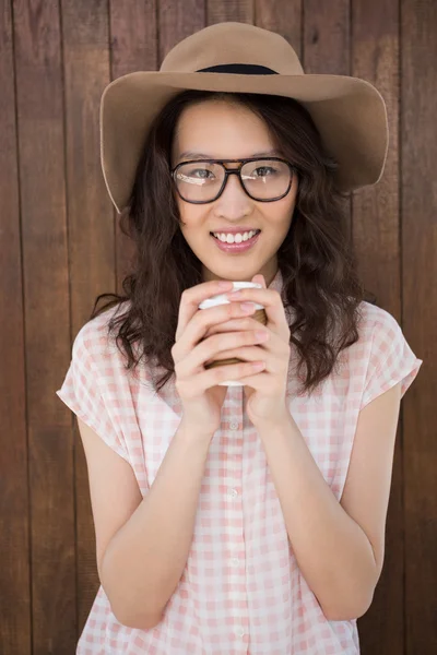 Hipster-Frau trinkt einen Kaffee — Stockfoto