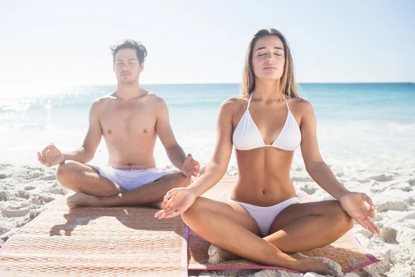 Pareja feliz haciendo yoga — Foto de Stock