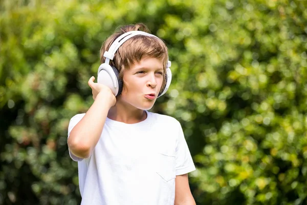 Niño escuchando música con auriculares — Foto de Stock