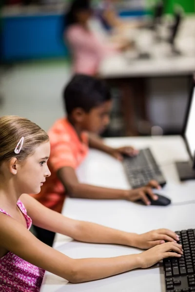 Niños mirando su computadora —  Fotos de Stock