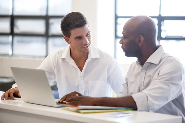 Colleghi che lavorano insieme con il laptop — Foto Stock