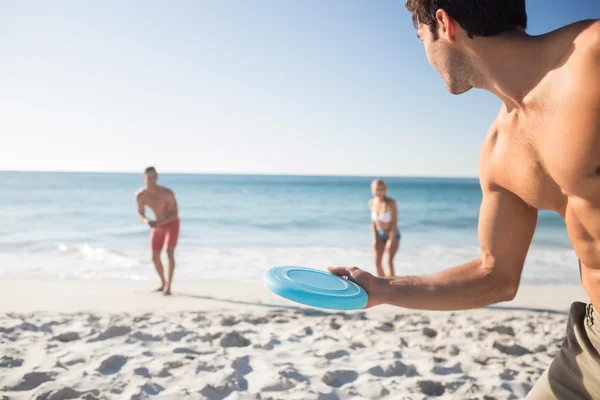 Přáteli, kteří hrají s frisbee — Stock fotografie