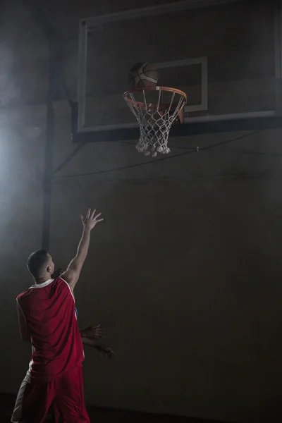 Porträtt av basketspelare göra mål — Stockfoto