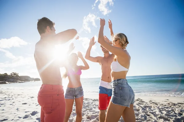 Vrienden dansen op het strand — Stockfoto