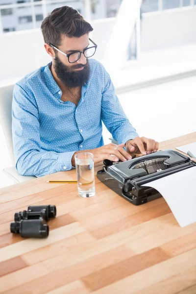 Hipster met behulp van de typemachine — Stockfoto