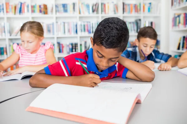 Vooraanzicht van kinderen kleurplaten — Stockfoto