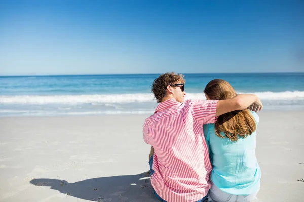 Szczęśliwa para pozowanie na plaży — Zdjęcie stockowe