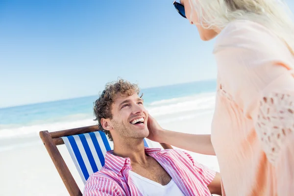 Casal feliz deitado na praia — Fotografia de Stock