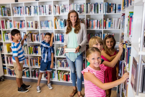 Lehrerin posiert mit ihren Schülern — Stockfoto