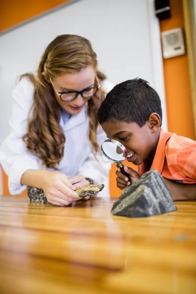 Barn söker fossil med förstoringsglas — Stockfoto