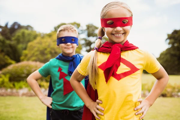 Дети улыбаются и позируют в платье супергероя — стоковое фото