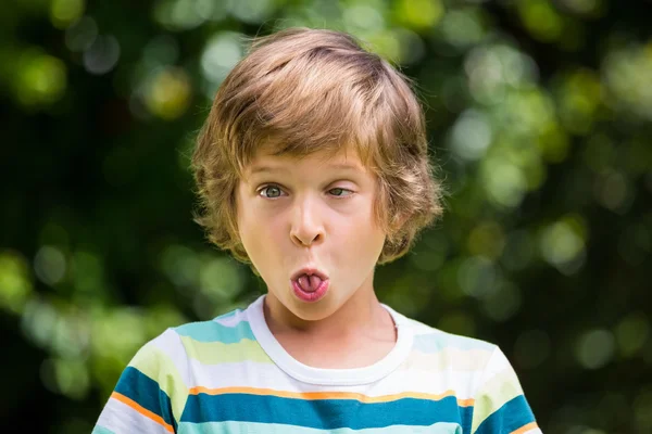 Een kleine jongen is het maken van een grappig gezicht — Stockfoto