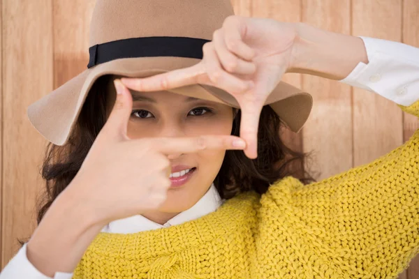 Hipster making a sign with her fingers — Stock Photo, Image