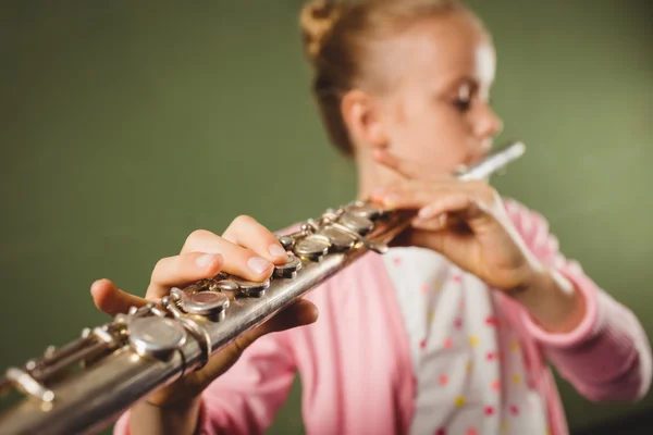 Mädchen spielt Flöte — Stockfoto