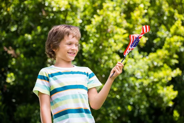 Un ragazzino tiene una bandiera americana — Foto Stock
