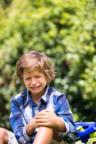 Ritratto di ragazzo carino piangendo causa della sua caduta in bicicletta — Foto Stock