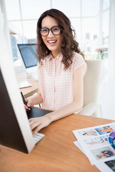 Hipster vrouw met behulp van een computer — Stockfoto