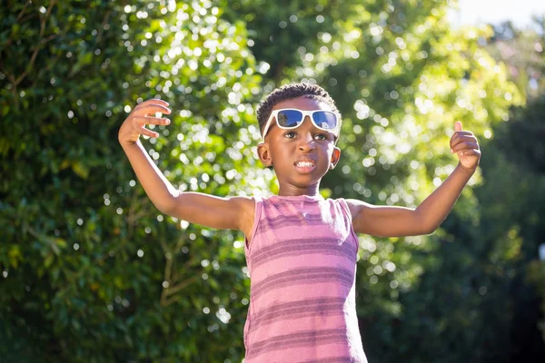 Niño usando gafas de sol —  Fotos de Stock