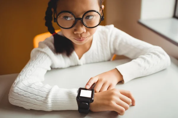 Écolier portant une montre intelligente — Photo