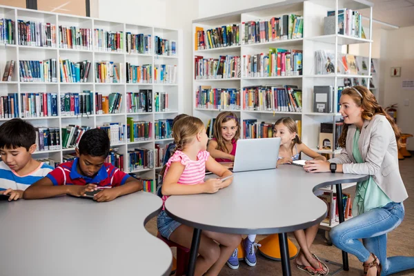 Leraar met behulp van technologie met leerlingen — Stockfoto