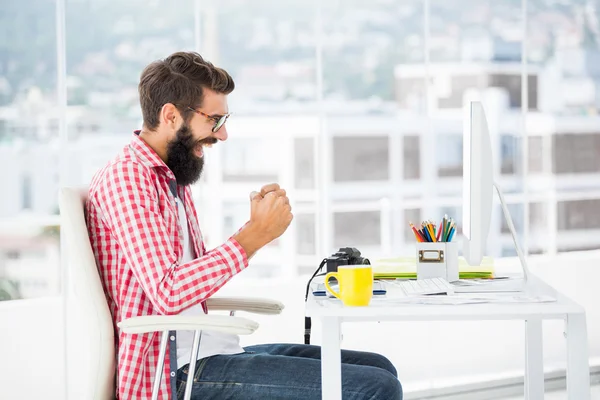 Hipster homem sentado na mesa do computador está feliz — Fotografia de Stock