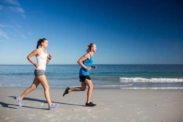 Przyjaciele joggingu na plaży — Zdjęcie stockowe