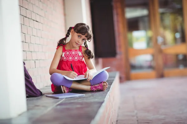 Chica escribiendo en un libro —  Fotos de Stock