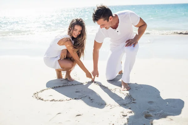 Pareja dibujando un corazón — Foto de Stock