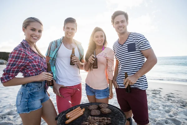Amici che fanno un barbecue — Foto Stock