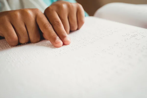 Dívka pomocí Braillova písma pro čtení — Stock fotografie