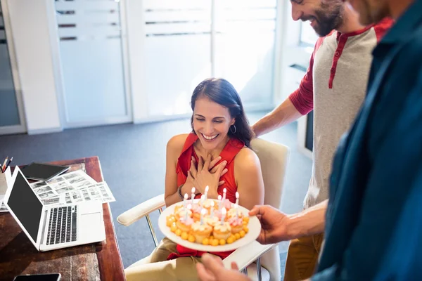 Colegas celebrando um aniversário — Fotografia de Stock