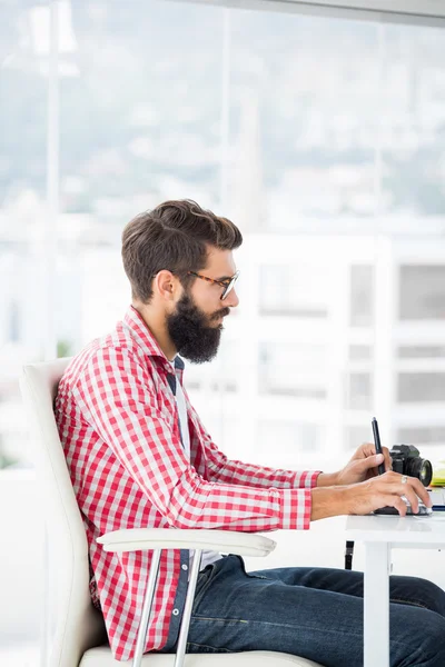 Doordachte hipster man — Stockfoto