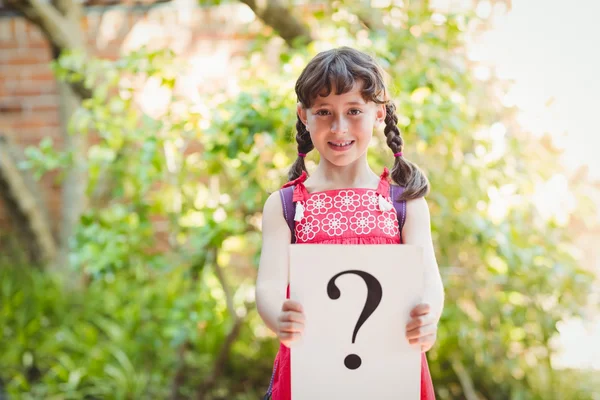 Κορίτσι, κρατώντας μια πινακίδα με ένα αγγλικό ερωτηματικό — Φωτογραφία Αρχείου