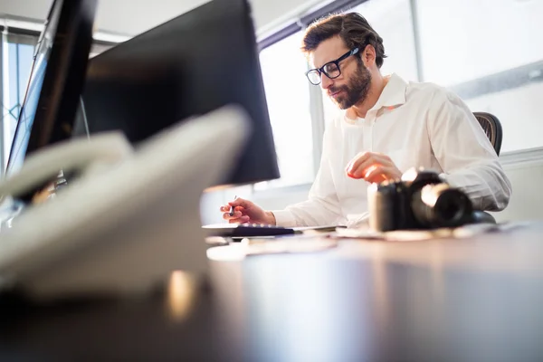 Empresário que trabalha com um computador — Fotografia de Stock