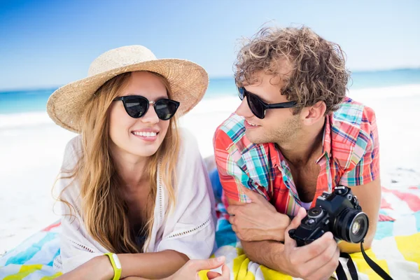 Retrato de casal posando na praia — Fotografia de Stock