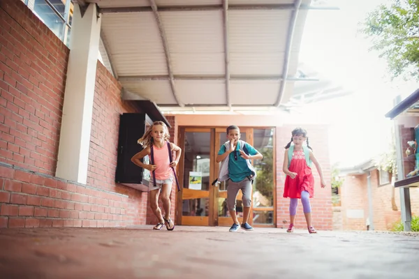 Drie kinderen lopen in de speeltuin — Stockfoto