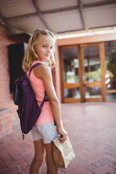 Милая маленькая девочка держит свою сумку для запуска — стоковое фото