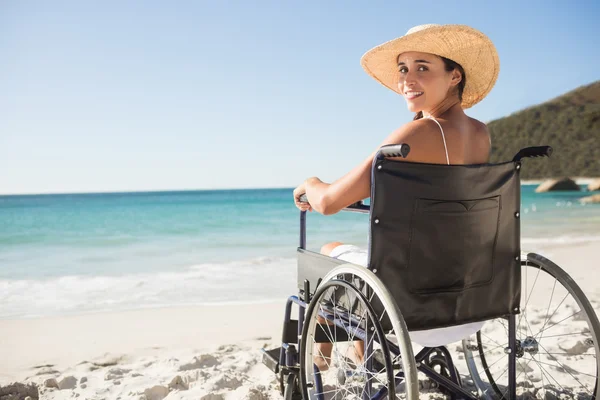 Fauteuil roulant femme assis souriant à la caméra — Photo