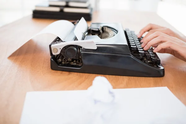 Hipster vrouw met behulp van een typemachine — Stockfoto