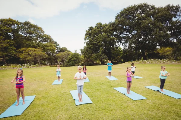 Gruppo di bambini che fanno yoga — Foto Stock