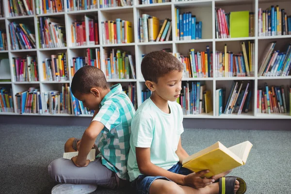 Meninos lendo livros — Fotografia de Stock