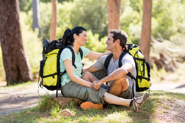 Paar sitzt und hält sich — Stockfoto