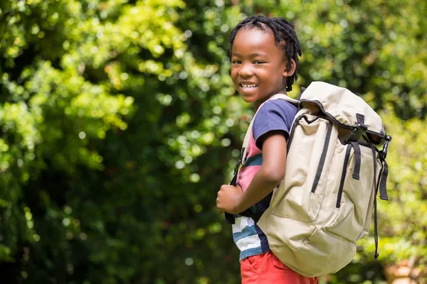 Sonriente niño llevando mochila — Foto de Stock